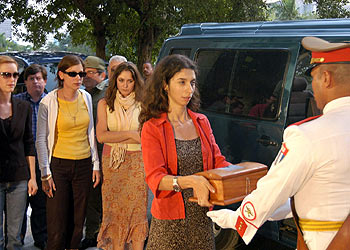 Familiares de Antonio Gades, entre ellos sus hijas, entregaron ayer los restos del bailarín a un soldado del Batallón de Ceremonias de las Fuerzas Armadas Revolucionarias.rnrn EFE