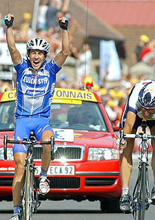 Mercado celebra su triunfo en la misma línea sobre García Acosta.