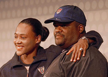 Marion Jones y C. J. Hunter, en Sidney, el 16 de septiembre de 2000, 10 días antes de revelarse el dopaje del lanzador.