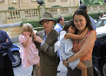 Woody Allen, Soon Yi y sus dos hijas, durante la visita que realizaron a San Sebastián en 2003.