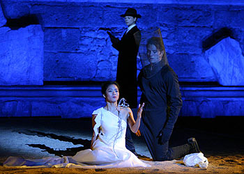 Momento de la representación de  Proserpina , con Emma Suárez al fondo.