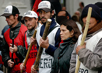 Protesta de  piqueteros  el jueves ante la sede de la Legislatura de la Ciudad de Buenos Aires.