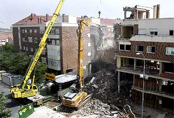 Comienza el derribo del edificio donde se suicidaron los terroristas del 11-M