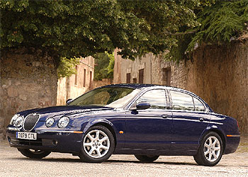 El frontal, con cuatro faros redondos y la parrilla ovalada, define la imagen del S-Type, que completa su línea con unos trazos abombados en el techo y la zaga. Un coche elegante con matices deportivos.