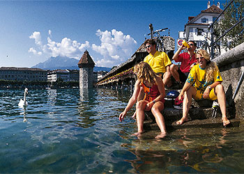 El puente de madera Kapellbrücke de Lucerna, del siglo XIV, fue reconstruido parcialmente tras el último incendio sufrido en 1993. Lucerna celebra del 13 de agosto al 18 de septiembre su festival de música.