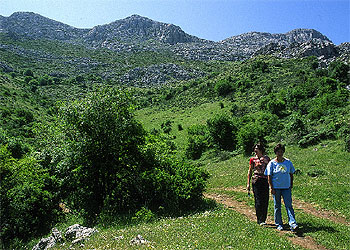 Dos senderistas dejan atrás los escarpes rocosos de una zona alta del parque natural de Sierra Mágina, en Jaén.