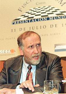 Bobby Fischer, durante una conferencia de prensa celebrada en Buenos Aires en junio de 1996.