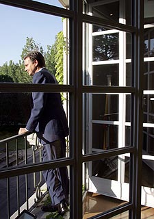 José Luis Rodríguez Zapatero, asomado al balcón de su despacho de La Moncloa.