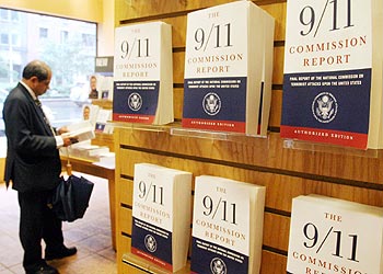 Varios ejemplares del informe oficial sobre el 11-S se muestran en las estanterías de una librería de Nueva York.