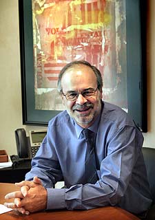 Antoni Castells, en un momento de la entrevista en su despacho. rnrn JOAN SÁNCHEZ