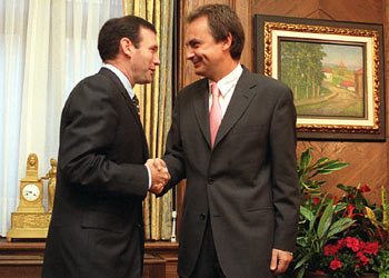 Ibarretxe y Rodríguez Zapatero, en la sede del Gobierno vasco, en Vitoria, en septiembre de 2001.