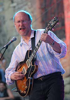 John Scofield, durante su actuación en la plaza de la Trinidad.