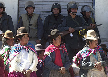 Varios policías vigilan a unas mujeres aimaras en la localidad de Ilave, unos 900 kilómetros al sureste de Lima.