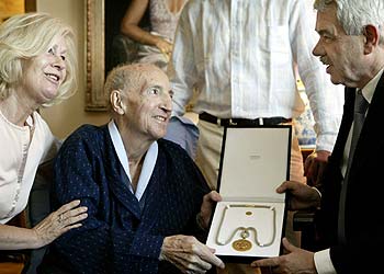 El científico Joan Oró recibe de manos del presidente Maragall la medalla de oro de la Generalitat. rnrn JORDI BEDMAR