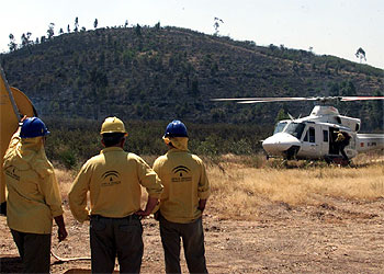 Miembros del dispositivo que apagó el incendio del paraje Mina Concepción, de Almonaster la Real.
