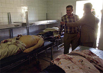 El hermano del coronel del Ministerio del Interior Musad al Auadi llora junto a su cadáver en la morgue. rnrn AP