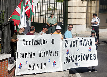 PROTESTA DE 'ERTZAINAS' EN LA MONCLOA.