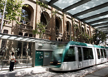 El Trambesòs ante la Universidad Pompeu Fabra