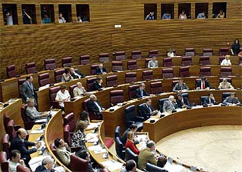Una vista del hemiciclo de las Cortes, ayer, al iniciarse el pleno, con sólo 18 diputados en los bancos del PP, aparte del Consell.