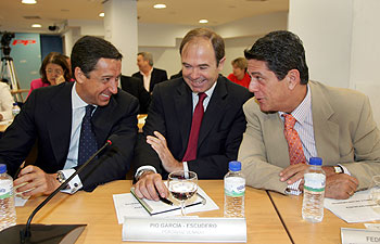 De izquierda a derecha, Eduardo Zaplana, Pío García Escudero y Federico Trillo, en la reunión del PP. rnrn GORKA LEJARCEGI