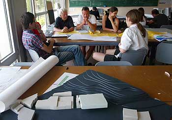 Alumnos de arquitectura ultiman los diseños de viviendas y guarderías en el proyecto Housing@21.eu.