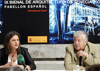 La ministra de Vivienda, María Antonia Trujillo, y el comisario del pabellón de España, Gerardo Ayala.