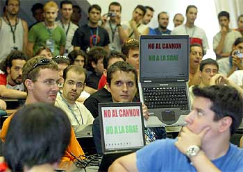 Protestas durante la conferencia sobre piratería que la SGAE ofreció ayer en la Campus Party.