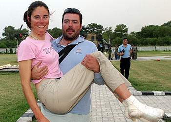 Edurne Pasabán, tras bajar del helicóptero que la trasladó hasta Islamabad.