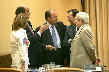 De izquierda a derecha, los diputados populares Ignacio Astarloa, Ignacio Gil Lázaro, Gonzalo Robles y Gabriel Cisneros, en la sesión de la comisión de investigación, de la que no son miembros, excepto Gil Lázaro.