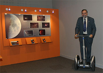 Un 'Transportador humano' en el Kutxaespacio de la Ciencia