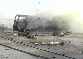 Varios cadáveres yacen en el suelo tras el atentado suicida de ayer en Baquba.