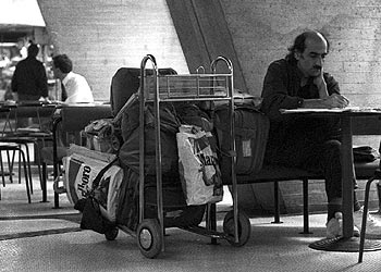 Mehran Karimi Nasseri, en la zona de tránsito del aeropuerto Charles de Gaulle.
