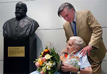 El Clínico rinde homenaje al doctor Carulla, uno de sus fundadores