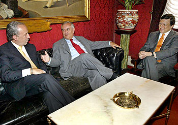 Santana Lopes (izquierda), Raffarin (centro) y Durão Barroso, reunidos ayer en Lisboa. rnrn EFE