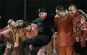 Rubén Blades, en el centro, y miembros de la Spanish Harlem Orchestra, el miércoles en la clausura del Festival de Jazz de San Sebastián.