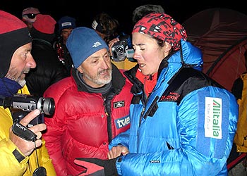 Edurne Pasabán y Sebastián Álvaro, director del programa  Al filo de lo imposible,  tras descender del K-2.