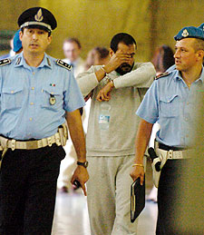 Rabei Osman el Sayed Ahmed,  El Egipcio,  es conducido ante el tribunal de Milán.