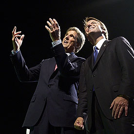 John Kerry (izquierda) y su  número dos,  John Edwards, en una fiesta tras la convención demócrata de Boston.
