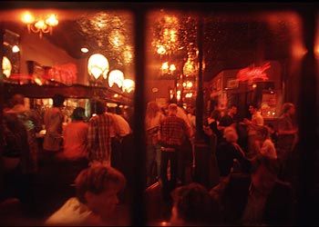Decenas de personas toman copas en un  pub  de Londres.