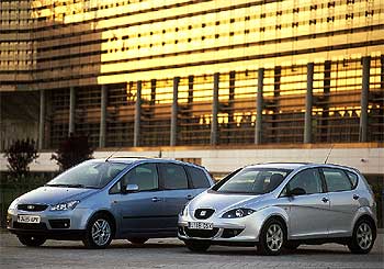 La línea de los monovolúmenes, en un formato más estilizado que mejora el comportamiento dinámico. El Focus C-Max (izquierda) ofrece más espacio interior y el Seat Altea es más deportivo.