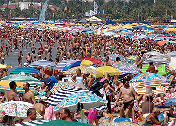 A la conquista de un palmo de playa