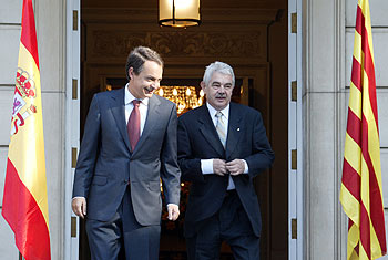 Rodríguez Zapatero y Pasqual Maragall, flanqueados por la bandera española y la catalana, en la entrada del palacio de la Moncloa el pasado día 21.