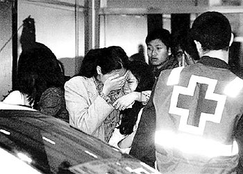 Familiares de víctimas del 11-M, a la puerta del tanatorio provisional del Ifema, rnrnel pasado 12 de marzo.