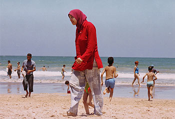 Una mujer con pañuelo en una playa cercana a Rabat