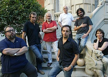 De izquierda a derecha, Álex de la Iglesia, Mariano Barroso, Montxo Armendáriz, Manolo Matjí, Fernando León y Patricia Ferreira. En el centro, Alejandro Amenábar. Posaron la semana pasada en la Casa de América de Madrid. rnrn LUIS MAGÁN