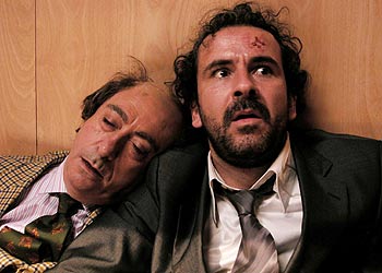 Guillermo Toledo, a la derecha y Luis Varela, en  Crimen ferpecto 