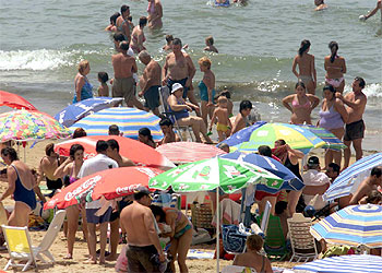 Colas hasta para los primeros chapuzones de agosto