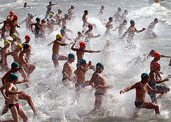 Cuatrocientos nadadores se lanzan al agua en Alicante