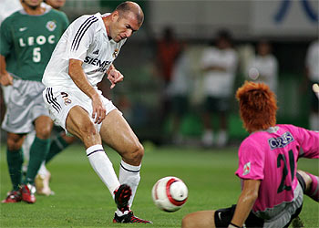 Zidane y Ronaldinho reinan en Japón, donde el Valencia se estrella