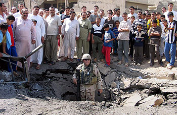 Un soldado de EE UU, dentro del cráter provocado por un coche bomba ayer en Mosul.